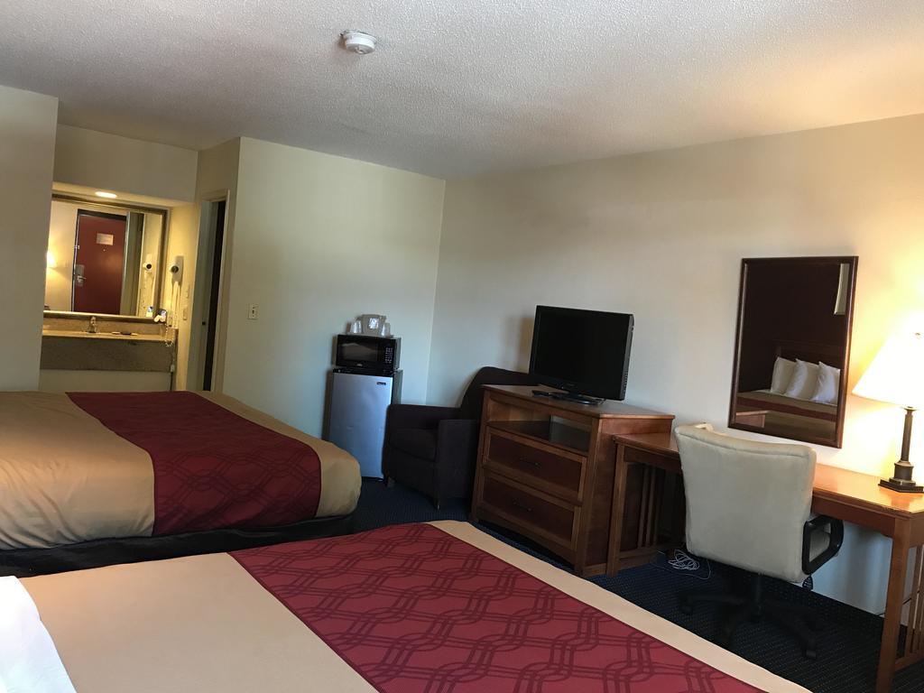 Red Carpet Inn Norwalk Exterior foto
