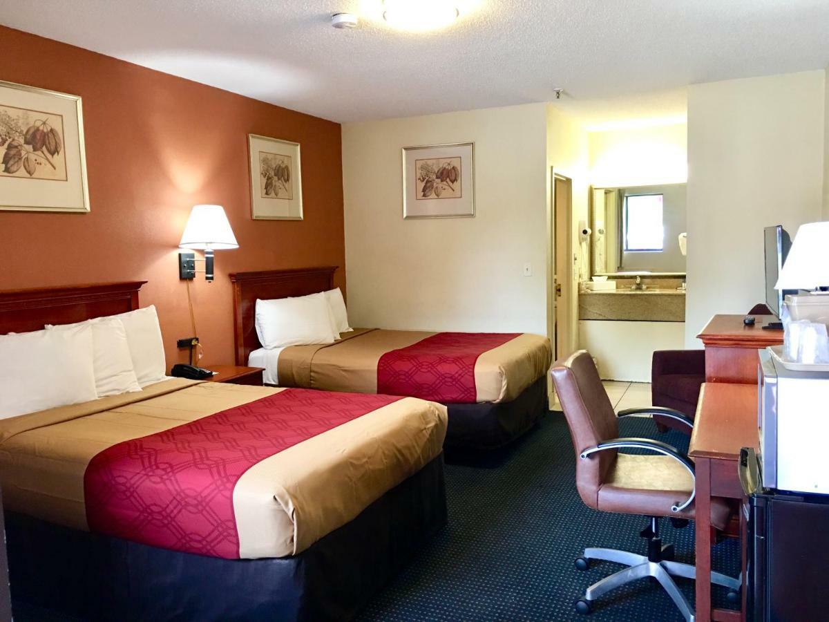 Red Carpet Inn Norwalk Exterior foto